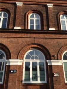 Kolding banegård-togtider-DSB-Kolding-gaamigglad-tirsdagstur-gåtur-vindue med buet glas